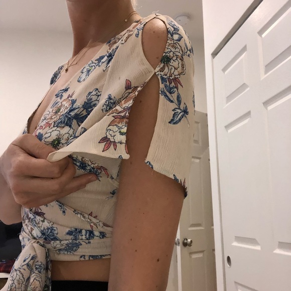 Floral wrap top - Picture 2 of 3